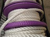 un panier rempli de cordes blanches et violettes
