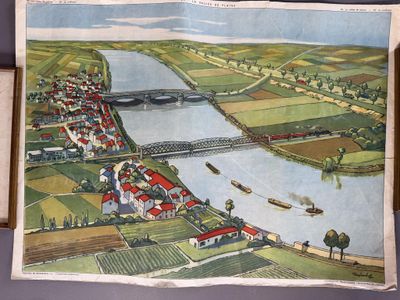 une photo d'une photo d'une ville au bord de l'eau