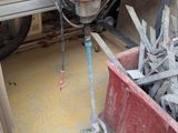 une boîte rouge contenant des outils, posée sur le sol