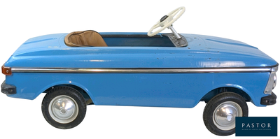 une petite voiture bleue avec un volant, sur fond blanc