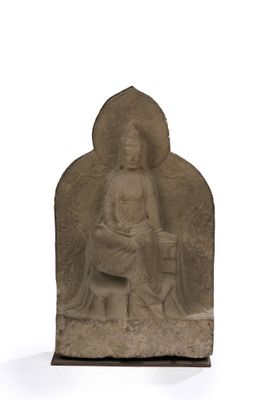 l'image d'une statue de femme assise sur une chaise
