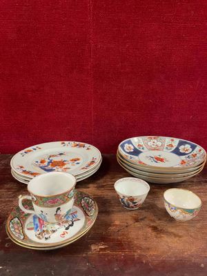 de nombreuses assiettes et tasses posées sur une table en bois