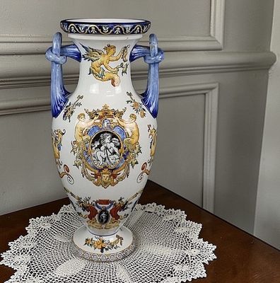 GIEN. Grand vase en faïence émaillée, travail de la manufact…