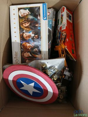 une boîte en carton contenant un insigne de capitaine