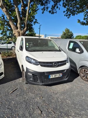 deux camionnettes garées l'une à côté de l'autre dans un parking