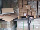 un camion avec plein de cartons à l'arrière