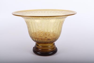 vase en verre jaune posé sur un socle en bois, sur fond blanc, avec un fond blanc