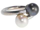 bague en perle et argent sur fond blanc, avec un fond blanc
