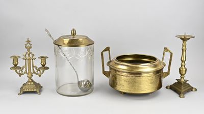 un bocal en verre avec une cuillère et un bougeoir