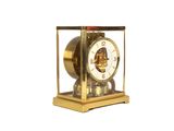une horloge en or exposée dans une vitrine