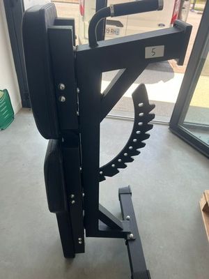 une photo d'un support pour appareils de musculation au milieu d'une pièce