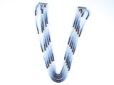 gros plan d'un collier sur fond blanc