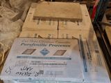 une pile de journaux posée par terre à côté d'une chaise
