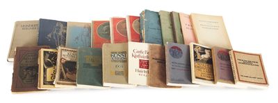 un grand nombre de livres empilés les uns sur les autres