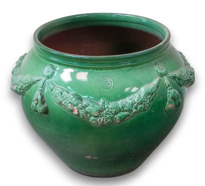 un vase vert orné d'une anse en forme de dragon sur fond blanc
