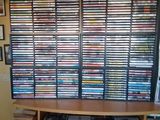 une grande collection de DVD rangée sur une étagère dans une pièce