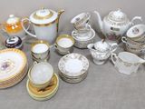 de nombreux types de tasses et soucoupes pour le thé et le café