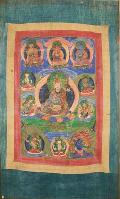 une peinture représentant un Bouddha entouré d'autres divinités