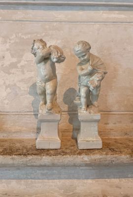 deux statues qui sont posées l'une sur l'autre