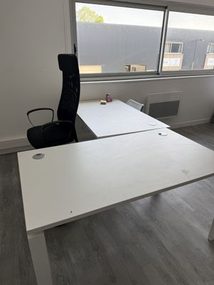 Deux bureaux en mélaminé blanc