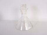 un vase en verre transparent contenant une fleur