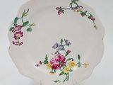 une assiette blanche ornée d'un motif floral coloré