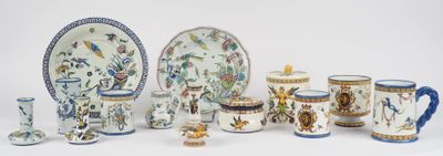 de nombreux types de plats et de tasses en porcelaine sur la table