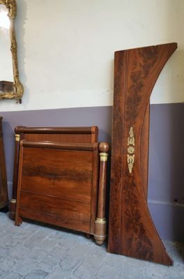 plusieurs meubles dans une pièce où il y a un miroir accroché au mur