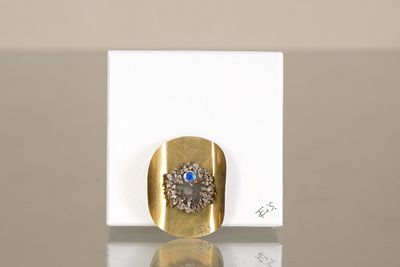 une bague en or sertie d'une pierre bleue