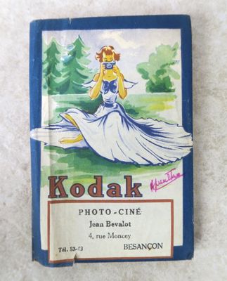 un vieil album photo Kodak - Cine Book contenant la photo d'une femme en robe bleue