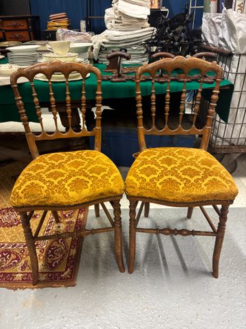 Paire de chaises de chambre dossiers barrettes assises garnies de