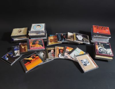 divers CD et cassettes posés sur une surface noire