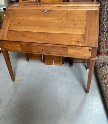 un petit bureau en bois surmonté d'un tiroir