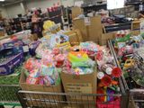 un caddie rempli de nombreux jouets dans un magasin