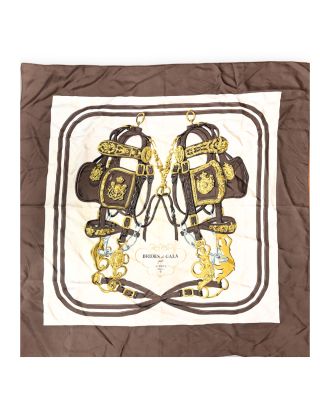 écharpe marron et blanche ornée de chaînes dorées et de petits sacs à main