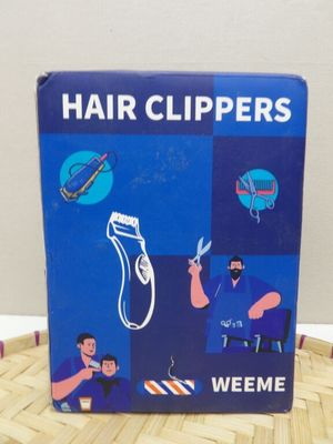 une boîte contenant une tondeuse à cheveux posée sur une table