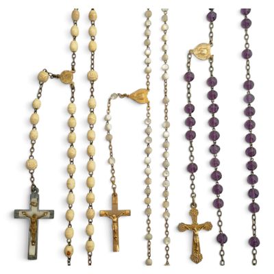 plusieurs types de chapelets et une croix sur fond blanc