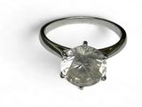 une image d'une bague en diamant sur fond blanc