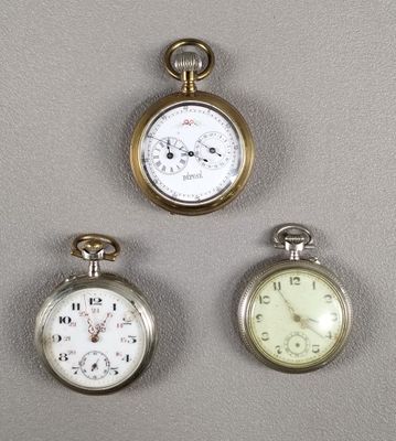 Trois types différents de montres de poche sont exposés sur un fond gris
