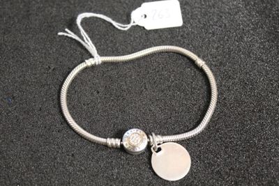 un bracelet en argent orné d'une breloque en forme de cœur