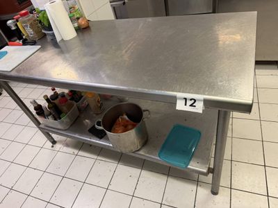 une table en acier inoxydable sur laquelle figure un numéro, dans une cuisine