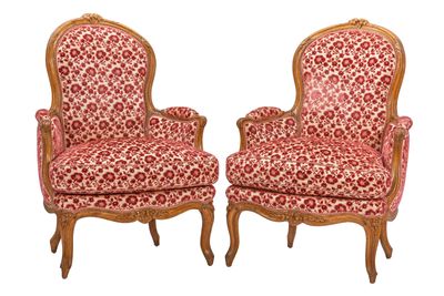 paire de fauteuils en bois sculpté de style Louis XV
