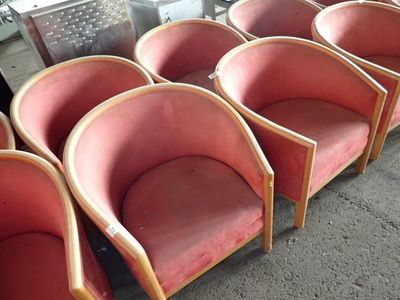 de nombreuses chaises roses alignées en rang sur le sol