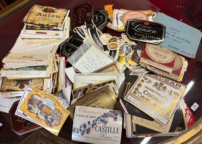 une table en verre sur laquelle sont posées de nombreuses cartes de toutes sortes