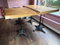 Lot de trois tables de bistrots à épais plateaux en chêne na… (photo 2)