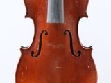 un vieux violon sur fond blanc avec un fond blanc