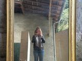 une femme se prenant en photo dans un miroir