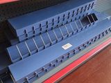 une étagère sur laquelle sont posées plusieurs boîtes bleues