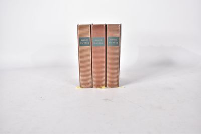 deux livres posés l'un sur l'autre sur une surface blanche