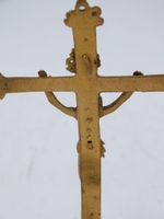 Petit crucifix en laiton doré reposant sur un tertre en bois… (photo 5)